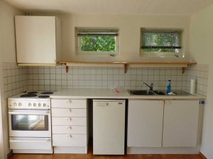 Kueche (der alte, kleine Kuehlschrank ist durch einen neuen, grossen ersetzt und unser UR-Alter Einbaukuehlschrank von 1972 hat nun den wohlverdienten Ruhestand bekommen. :-)  