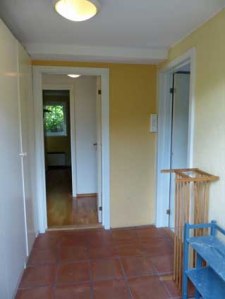 Blick von der Haustuer durch den Gang ins Schlafzimmer
