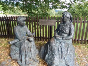 2 Volksmusikerinnen von vor ca. 200 Jahren PS: Papa, sieht das nicht wie ein Palmodium aus? :-)