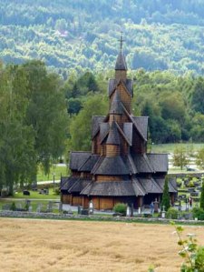 Nochmal die Stabkirche: Wie ein umgedrehtes Vikinger-Schiff?