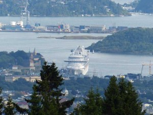 Kreuzfahrer vor Akershus Festning, Hovedøya und dem (kleinen) Gueterhafen von Oslo