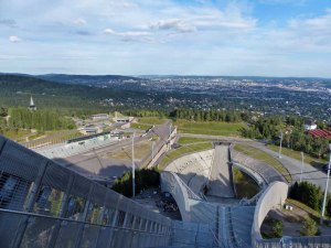 Aussicht auf Sprungschanze und Biathlonarena