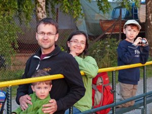 Warten aufs Boot: Marko mit Juliane, Justus und Felix