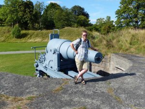 mit alten Krupp-Kanonen ...