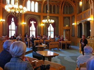 interessierte Zuhörer der Vizepräsidentin des Storting