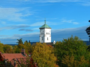 Ris-Kirke ueberragt alles.