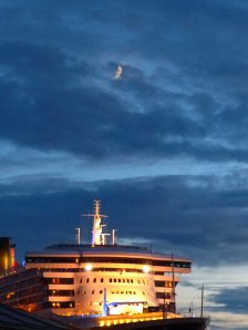 Queen Mary 2 und die Mondsichel