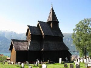 Urnes Stavkirke vor dem Fjord