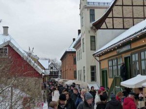 ... dazwischen Menschenmassen ...