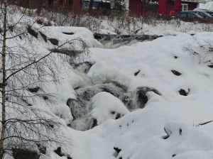 ... wie man am halb eingefrorenen Wasserfall sehen kann.