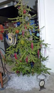 Dem Weihnachtsbaum ist es definitiv zu warm - trotz des "nicht-schmelzenden" Eises unter dem Baum...