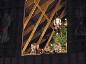 Norwegische Weihnachtswichtel begutachten das ganze...