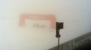 Das orange im Nebel soll wohl der Zieleinlauf sein (zum Glück hatte es zum Rennen aufgeklart... :-) )