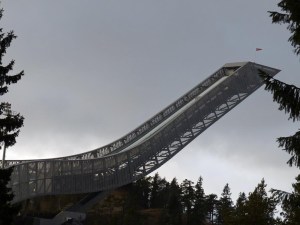 Skisprungturm am Holmenkollen (ich hoffe ja noch auf OL 2022 (Abkürzung für die  Winterolympiade auf die hier alle hoffen) :-)