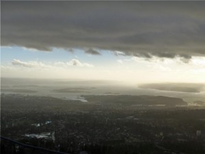 ... auf den Fjord hinunter.