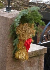 Das besagte Haferbündel! Die Vögel freut es sicherlich und schön sieht es auch aus.