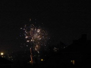 ... und kurz vor Mitternacht: Sekt und Glühwein bei mir um die Ecke mit weiter Aussicht auf das Feuerwerk.