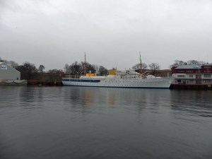 Sightseeing Bootstour bei Nieselregen: Königliche Yacht "Norge" im Winterschlaf
