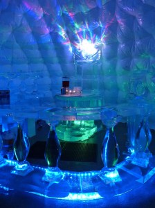 "Iglu-Bar" (mangels Eis und Schnee ein aufgeblasenes Zelt) :-)
