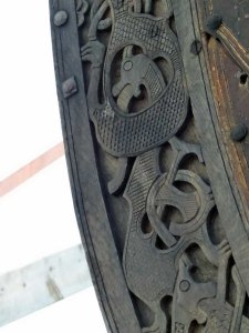 ... feinen Vikiner Schnitzereien.