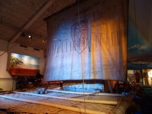 Kleines Floß im großen Ozean: Da gehört neben Entdeckerlust auch ein bisschen Verrücktheit dazu :-)