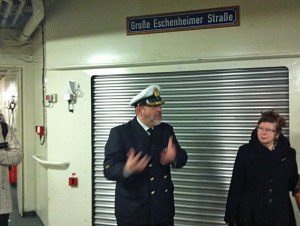 Deutscher Militärseelsorger bei der Führung auf der "Frankfurt"