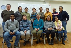 Gruppenbild vom Norwegischkurs mit internationalen Teilnehmern. Gruppenlehrerin Marit vorne in der Mitte.