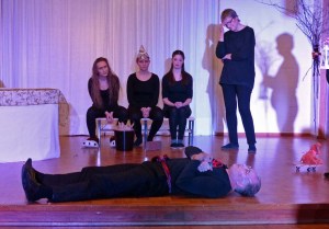 ... als sich Pyramus mit der roten Schere ersticht ...