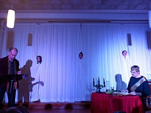 Die drei Hexen werfen ständig Kommentare ein