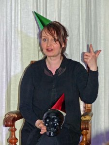 Kurze Einführung zu der "Ergänzung" zum originalen Hamlet: Ulrike mit dem Schädel