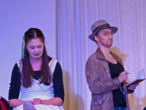 ... als sich die Toten in die Aufklärung einmischen. Der Kommissar mit Ophelia (ertrunken, absichtlich)