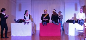 und König Claudius, Mörder von Hamlets Vater (vergiftet, absichtlich) Links von Ophelia ist noch Polonius, Vater von Laertes und Ophelia (erstochen hinter einem Sofa, zufällig) Ganz Links: Horatio, Freund von Hamlet 