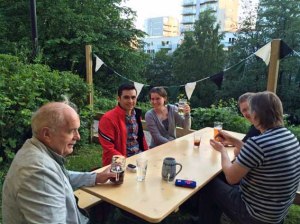 einmal im Monat treffen sich die Jungen (und die Jung-Gebliebenen ;-) ) Erwachsenen im Café Liebling oder im dazu gehørigen St. Pauli Biergarten zum Stammtisch um sich auszutauschen und ueber verschiedene Themen zu reden