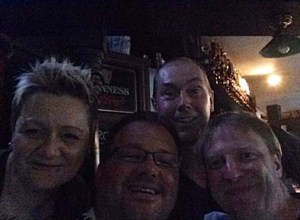 kurz vorm Public Viewing: Bea, James (Pub-Wirt), David und ich im Murphys Law in Erlangen zum Public Viewing