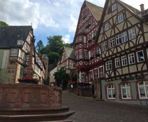 Marktplatz mit Fachwerkhæusern im schønen Miltenberg am Main!