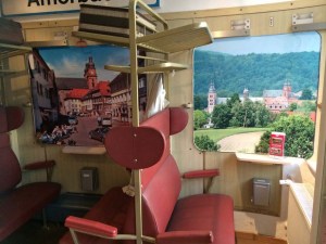 Na, wer kennt noch die alten Triebwagenzuege mit spartanischer Innenausstattung?? 