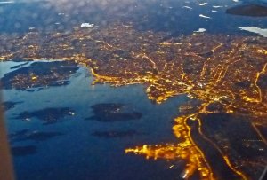 Oslo nach Sonnenuntergang aus dem Flugzeug