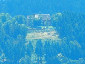 Blick vom Kloster Engelberg auf die Ruine der Gotthardskapelle oberhalb von Amorbach 