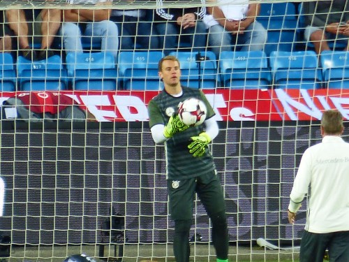 Oh, Neuer hat was zu tun - also halt wenigstens beim Aufwärmen... :-) 