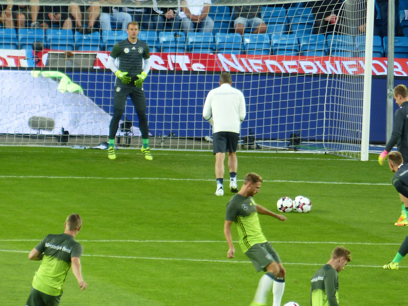 Aufwärmen mit Torwarttrainer Andi Köpke