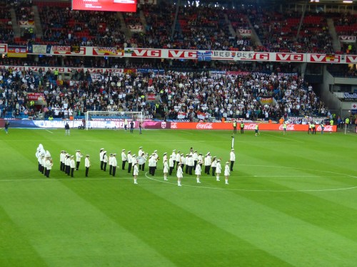 Die Hymnen werden von einem richtigen Orchester gespielt - nicht vom Band! Nicht schlecht!!!