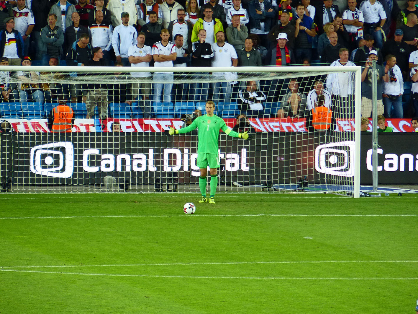 "Oh, mal was zu tun!" -  "Hey Jungs, wie weit soll ich den Ball wegschießen??" 
