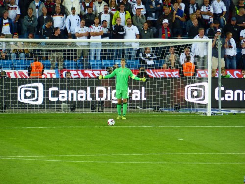 "Oh, mal was zu tun!" -  "Hey Jungs, wie weit soll ich den Ball wegschießen??" 
