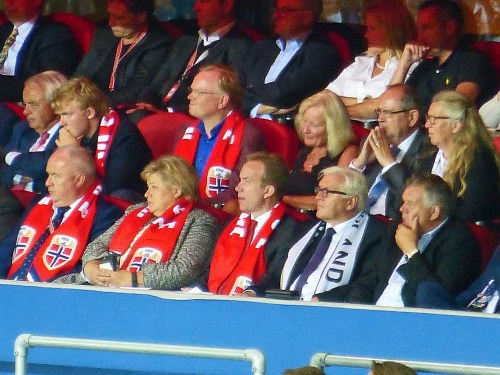 Zum Bundesaußenminister hat sich noch die norwegische Ministerpräsidentin gesellt. Sie wirkte so interessiert wie die Brasilianische Präsidentin geschaut hat als sie Phillip Lahm 2014 den WM Pokal überreichte... - extrem gelangweilt... 