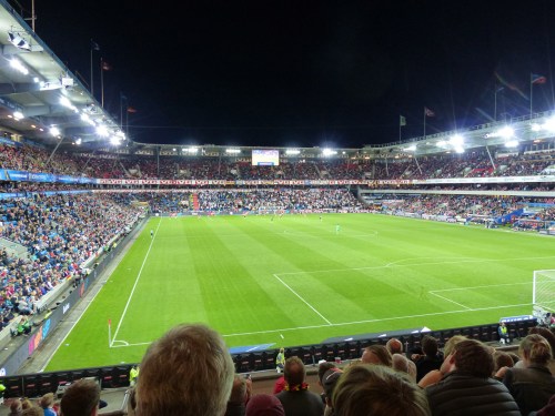 ... während sich Manuel Neuer als Libero am Mittelkreis vergnügte.