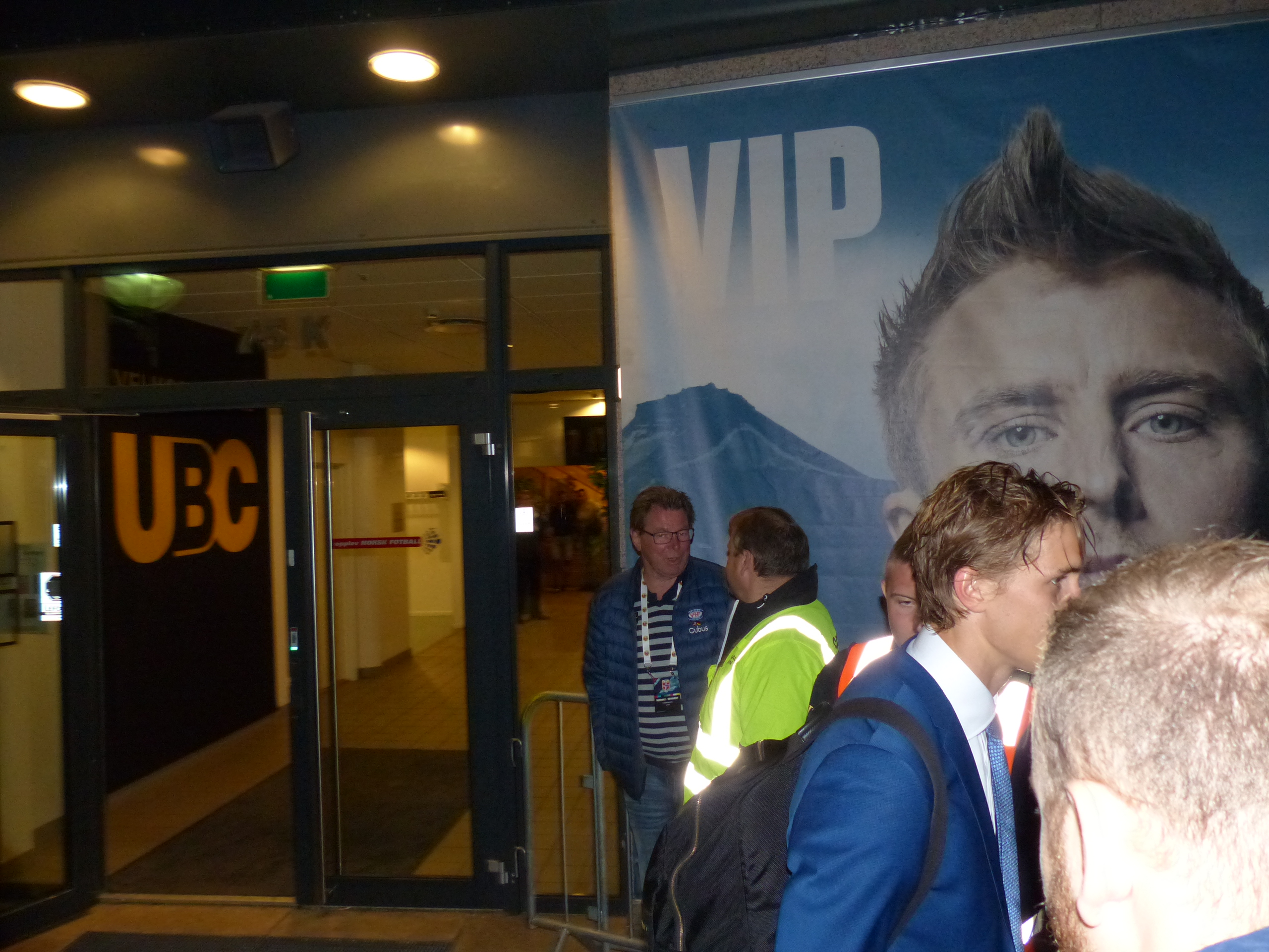 Nach dem Spiel am Ausgang warten auf die Jungs: In den blauen Sakkos, die Norweger.  (von denen ich kaum einen kenne)