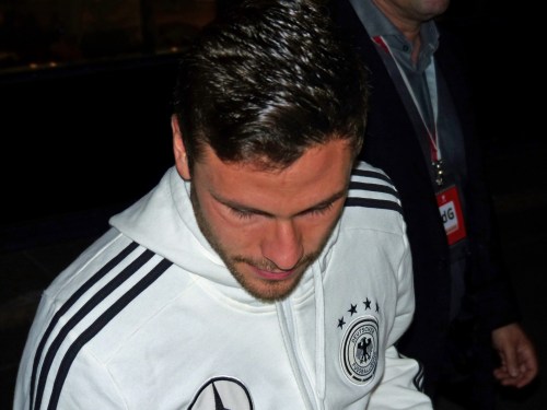 Jonas Hecktor gibt Autogramme