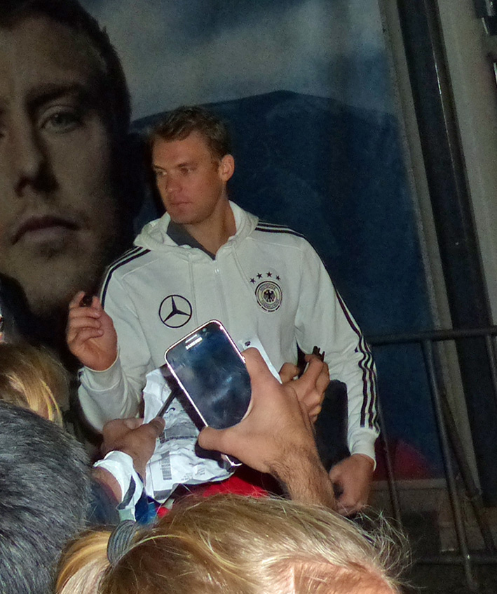 Weltmeister und Captain sowie Libero und nebenbei noch Torhüter (unterbeschäftigt) : Manuel Neuer!!